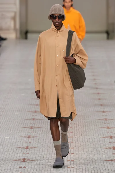 Look 16